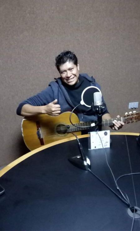 La Primer entrevista como Cantautor para una radio, promocionando el álbum AÑOS LUZ, en RADIO JAGUAR.