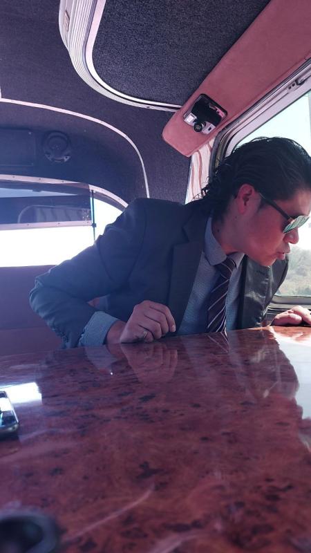 Escena de EN MODO AVIÓN, a bordo del camión del grupo MG4.