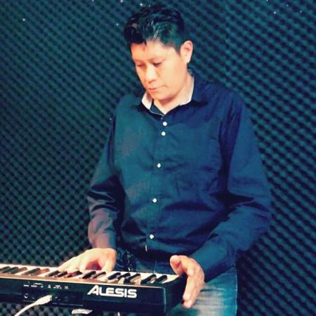 Grabando con el teclado en MENA RECORDS.