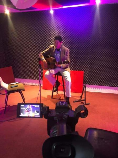 SESIÓN ACÚSTICA, transmitida por MENA RECORDS.