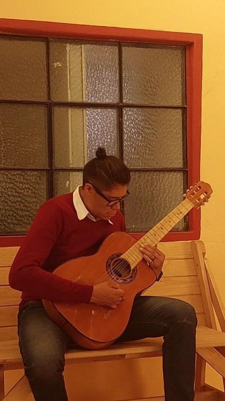 Escena tocando el SOLO de guitarra de MISIÓN CUMPLIDA.