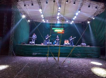 Tocando teclado con la última versión de grupo IMPERIO DE CRISTAL.