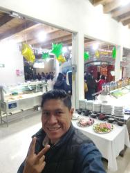 Cantando y armando el ambiente en Alianza Do Brazil.