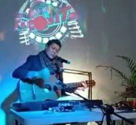 Cantando en Radio la Fogosita