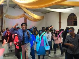 Bailando con el público, en una presentación.